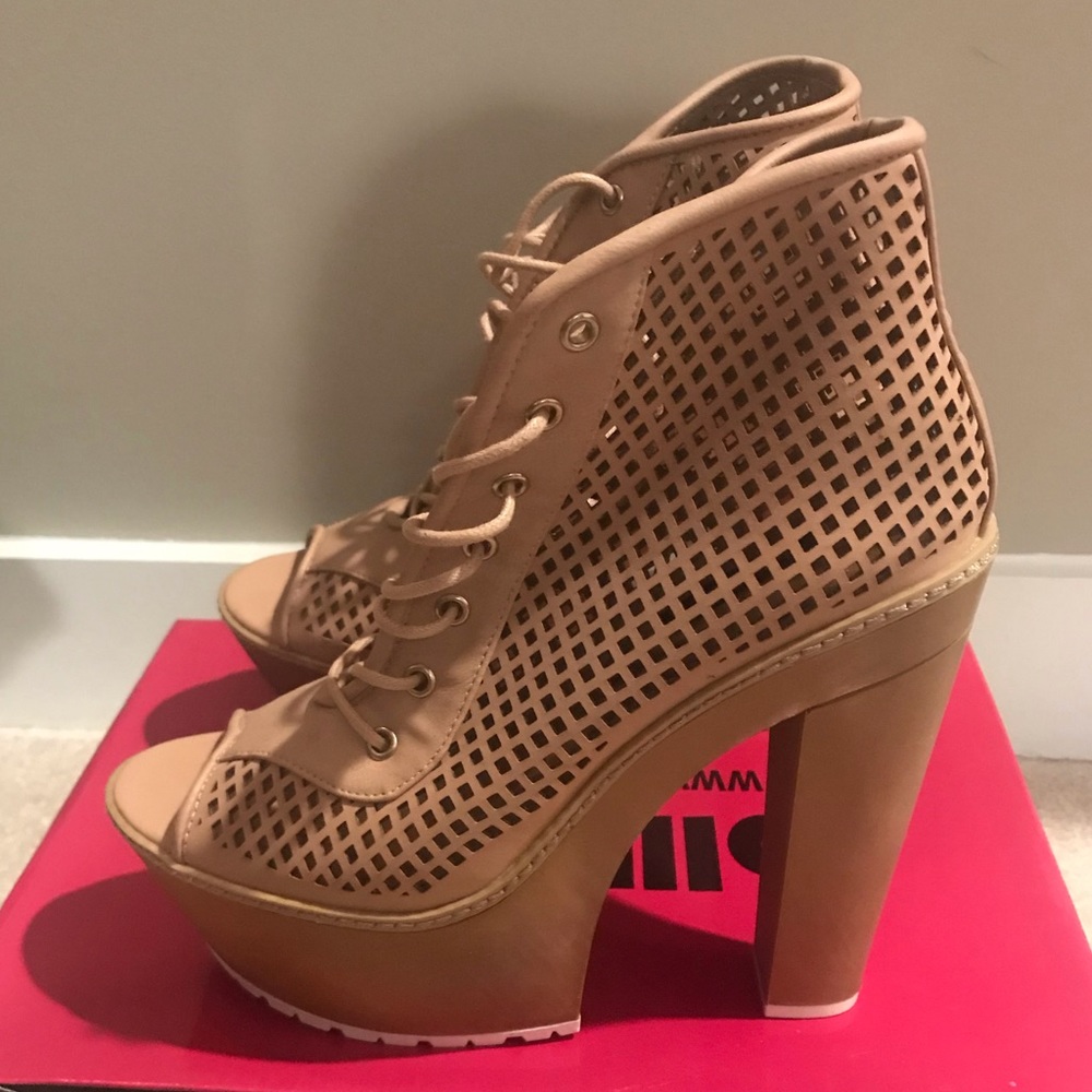 Tan Lace Up Boots!
